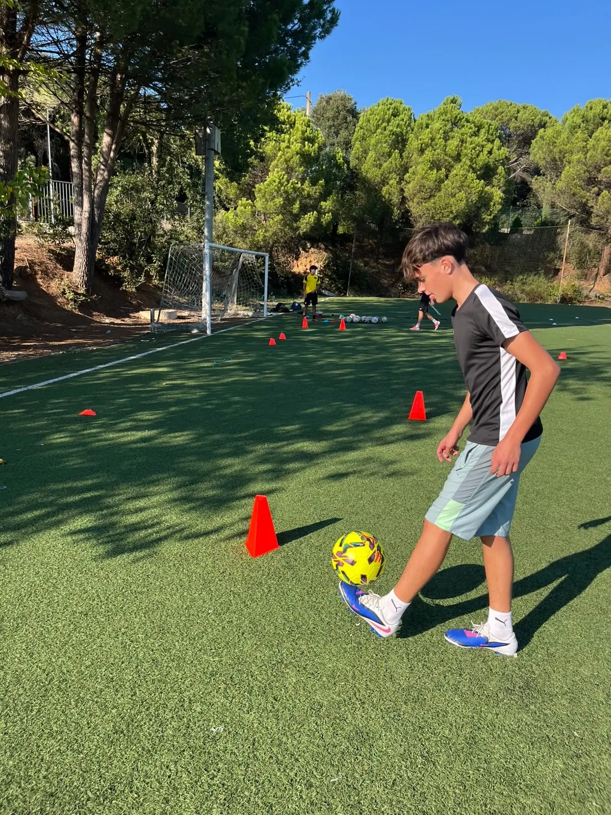 Jugador haciendo toques con el balón en una sesión individual